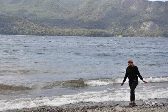 Caminhando pela praia do lago Traful, justamente em Villa Traful, no Parque Nacional Nahuel Huapi, na Argentina